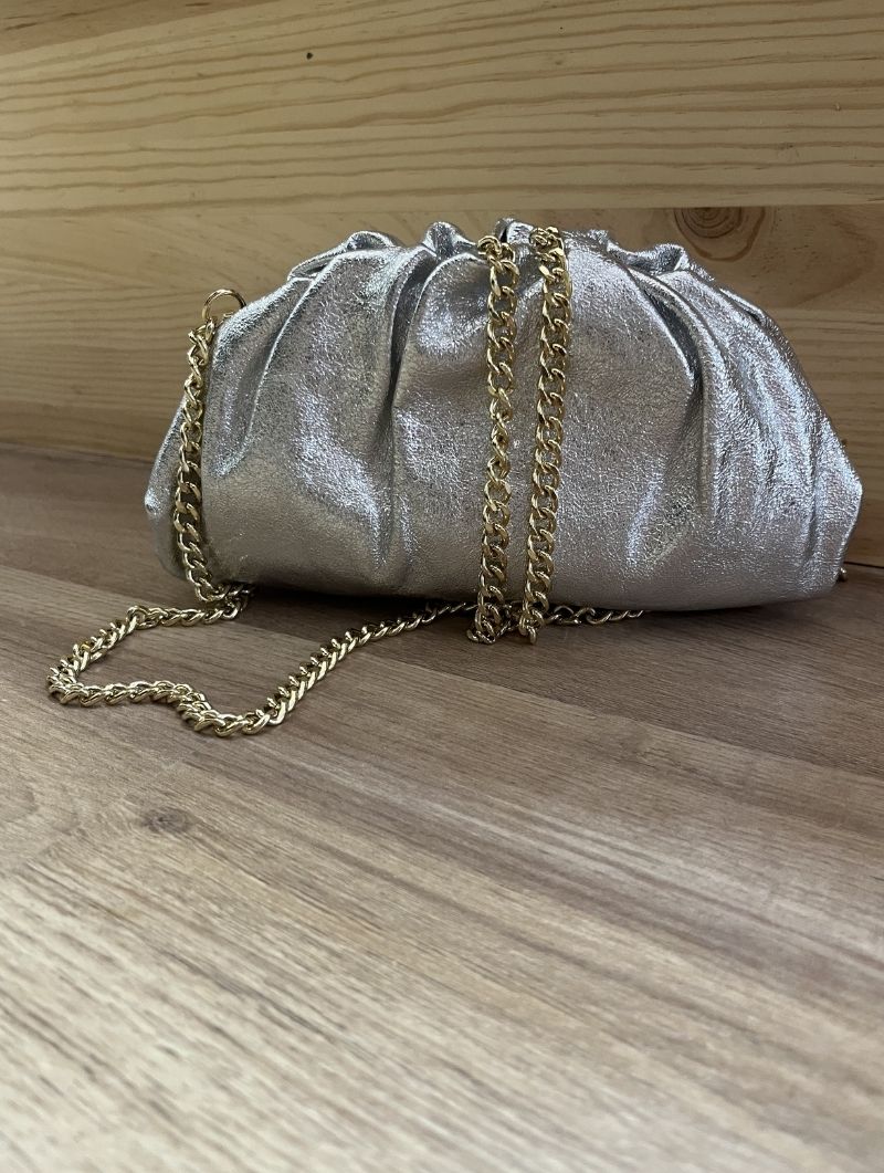 Clutch de piel plateado