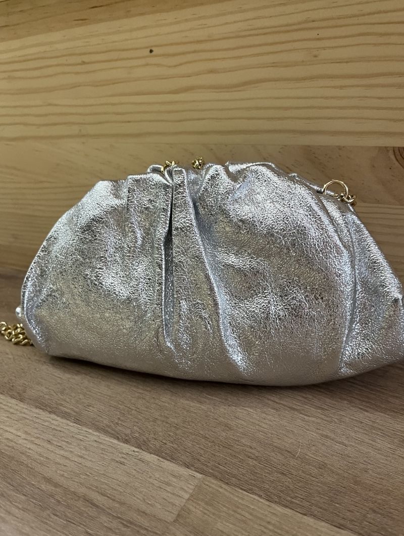 Clutch de piel plateado